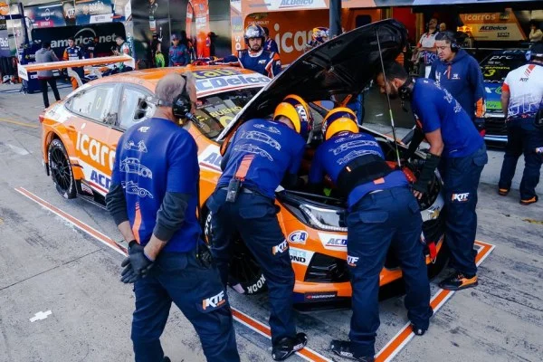 pit stop crew mechanics